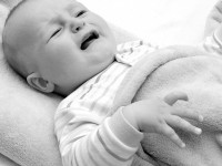 乳児の頭 を強く揺さぶることの危険性