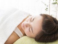 薄目 のまま眠るのを治すにはどうすればいい？