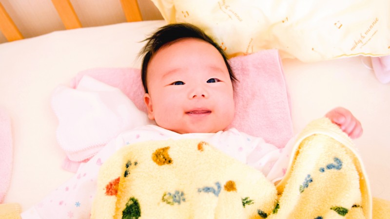 生まれたばかりで赤ちゃんは笑う？笑わないと問題あり？