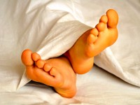 足がむずむず、眠りにつけない… 「むずむず脚症候群」