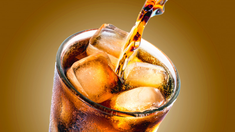 「コーラを飲むと歯が溶ける」は本当？