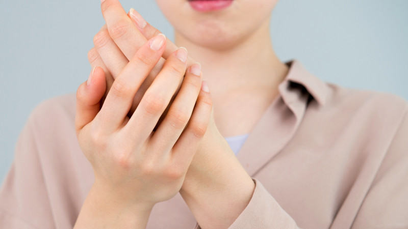 その手のかゆみは水虫かも？ 「手水虫」の原因と対処法