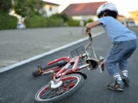 自転車に乗る子供に絶対に教えておきたいこと：事故時の対応マニュアル