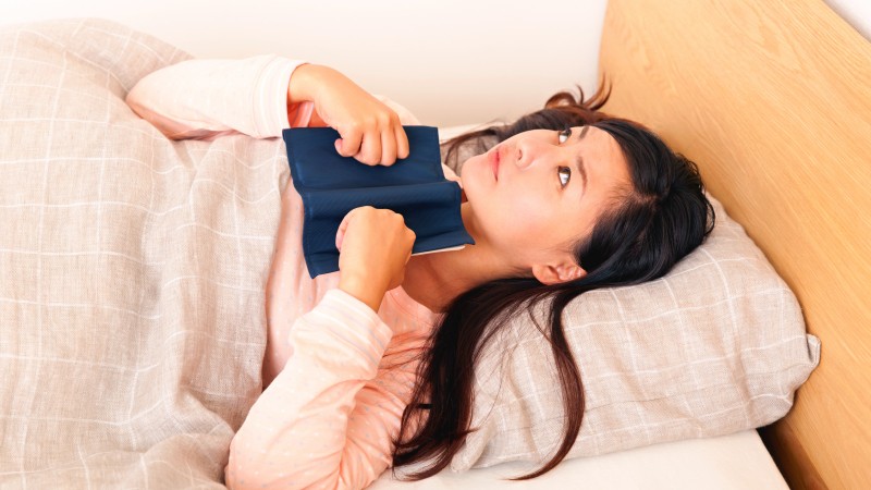 身体はとても疲れているのに、頭が冴えて… 原因と対策は？
