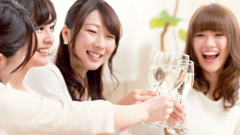 お酒はよく飲むけど顔は真っ赤に。 お酒に強いの？弱いの？