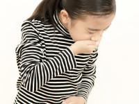 小さな子どもが突然何度も嘔吐する… 「周期性嘔吐症」について